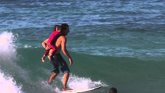 Sırtında Çocuğu ile Sörf Yapan Adam