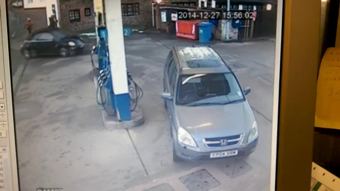 Kadın Şoförün Yakıt Pompası İle İmtihanı