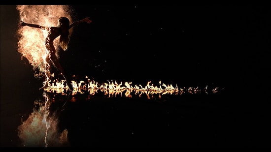 Anka Kuşu Gibi Alevlerin Etrafında Dans Eden Kadın | Çıplaklık İçerir