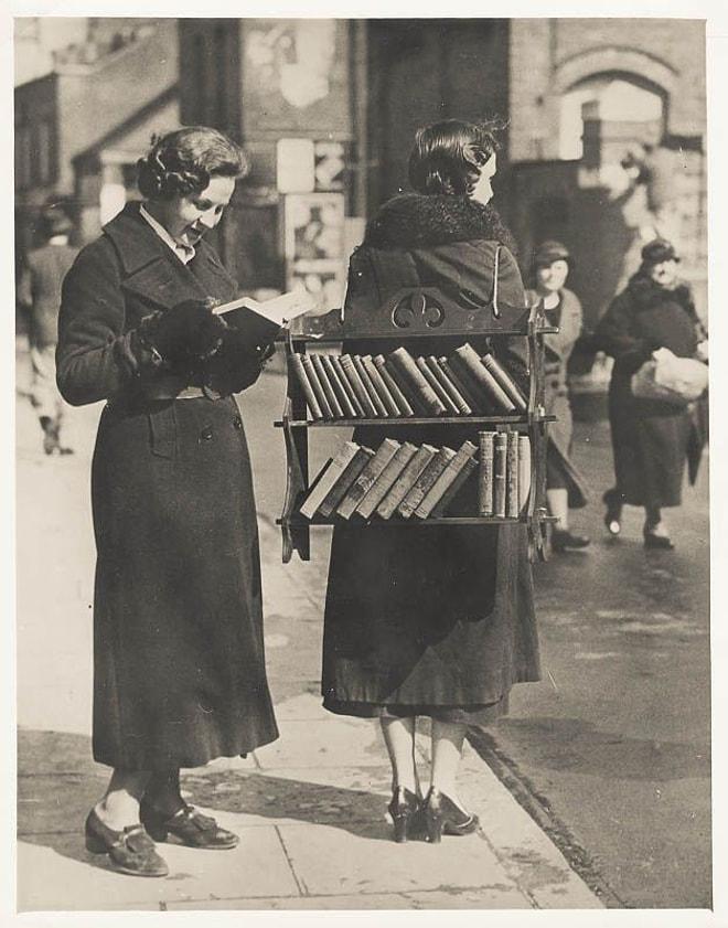 1930'ların Londra'sından Bir Fotoğraf: 'Gerilla Kütüphaneci'
