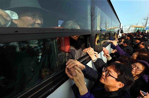 19. Hükümet izni ile akrabalarını görme şansı elde eden Güney Koreli vatandaşlar, izin süresinin dolması ile sevdiklerini hüzünle uğurluyor.