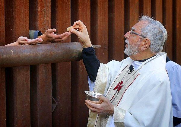 26. Baş piskopos Gerald F. Kicanas, Amerika-Meksika sınırında bekleyen Meksikalılar ile duygu ortaklığında bulunuyor.