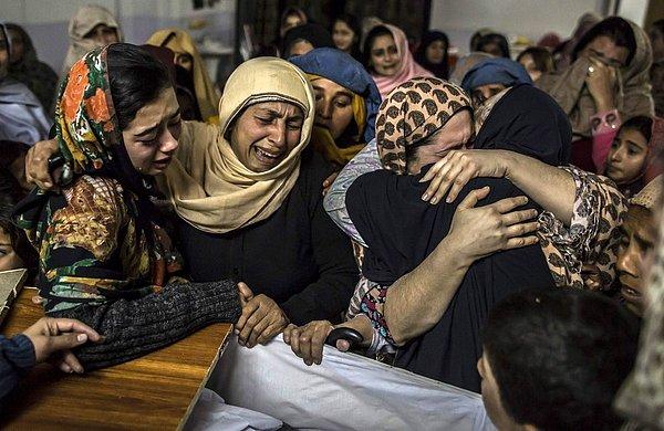 33. Taliban saldırısı sonrasında hayatını kaybeden 15 yaşındaki Pakistanlı öğrenci Ali Khan'ın akrabaları acı çığlıkları atıyor.