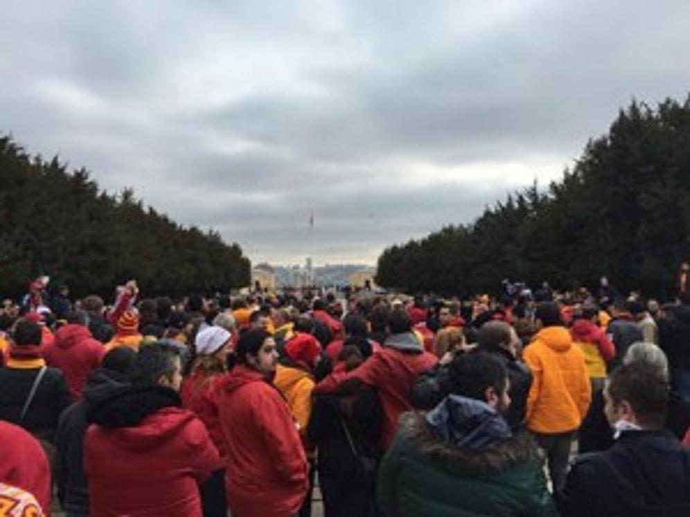 Ak Saray Ziyaretini Protesto Eden Galatasaray Taraftarı Anıtkabir'de