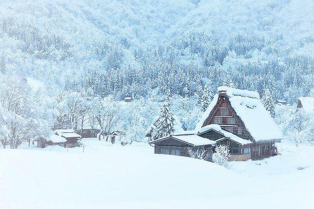 15. Dağ eteklerinde bir kış evi