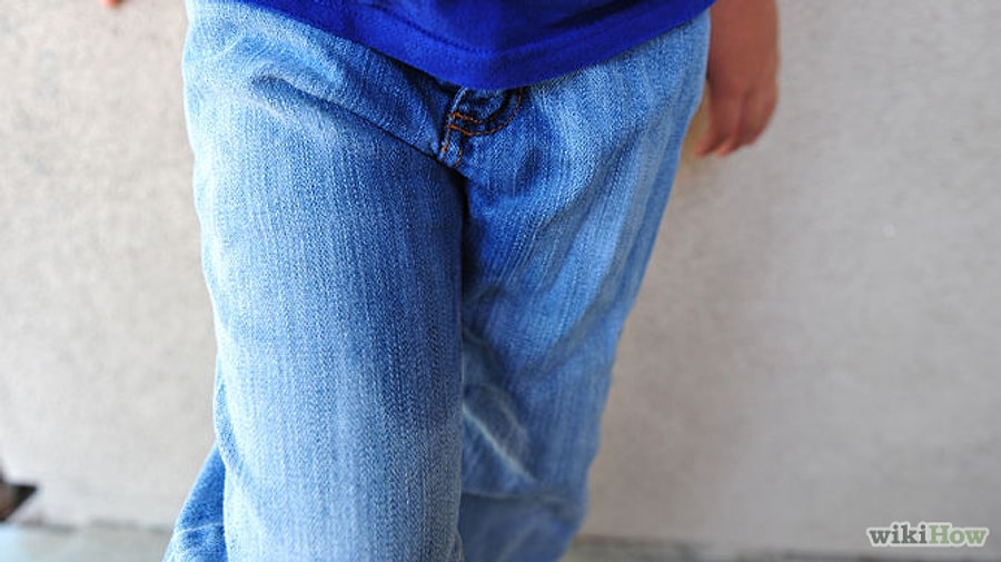 Ребенок описался в штаны. Обоссаные штаны. Девушка описалась в джинсы. Девушка обоссалась в джинсы. Обоссаные брюки.