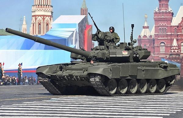 8. T-90: Rus Silahlı Kuvvetleri tarafından kullanılan en gelişmiş muharebe tankı. Ana silahı 125 mm yivsiz tank topu ama esas övündüğü şey uzaktan kontrol edilebilen ağır makineli silahı.