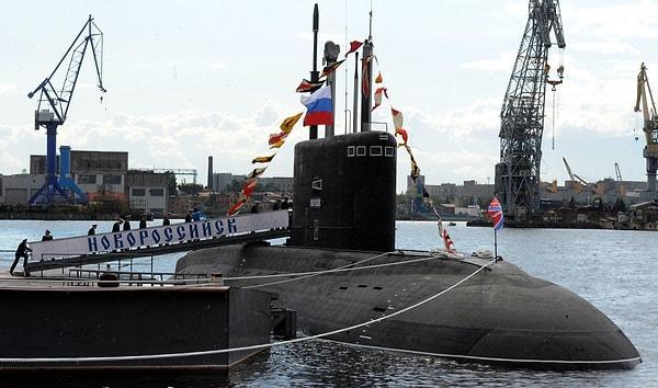 3. Neredeyse Görünmez Denizaltı: 6 tane olan dizel-elektrik sistemli denizaltıların ilki The Novorossiysk, geçen sene St.Petersburg tersanesinden denize indirildi. Tasarımcıları, gizlilik teknolojisi denizaltıyı battığında neredeyse saptanamaz kıldığını belirtiyor.
