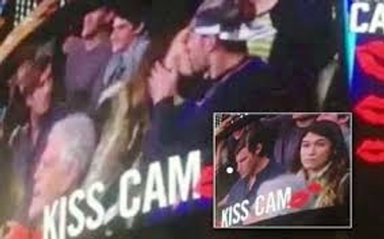 Kiss Cam'a Aldırmayan ve Sevgilisi Yerine Yanındaki Adamı Öpen Hatun