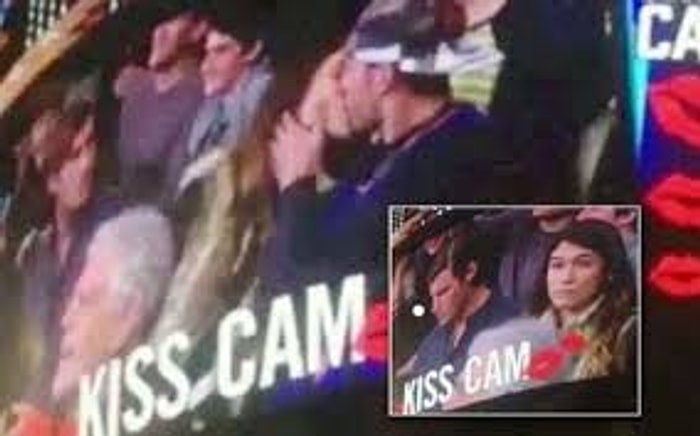 Kiss Cam'a Aldırmayan ve Sevgilisi Yerine Yanındaki Adamı Öpen Hatun