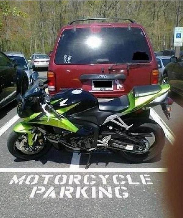 2. Motorsiklet alanına park edersen işte sonun böyle olur.