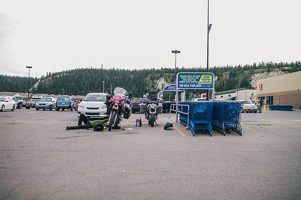 31. ''Yukon Walmart park yerinde bakım yapmamız gerekti. Yağ değişimi, mekanik ayarlamalar yaptık. Motorlar iyiydi.''