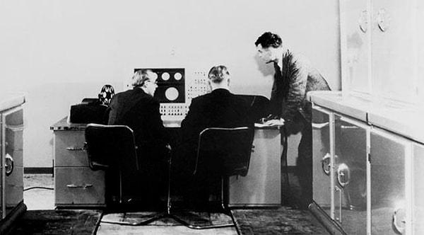 12. “Bilgisayar Mekanizması ve Zeka” isimli makalesinde yapay zeka konularına değinen Turing, bir makinenin “akıllı” sayılabilmesi için gereken standartları belirleyen bir deney tasarlar.