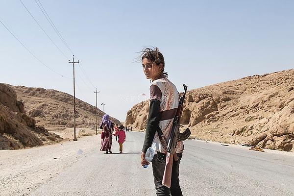 6. Ailesini IŞİD'den korumak için silahlanan Yezidi bir kız.