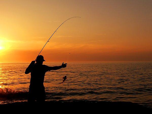 Gün batımının kızıllığında balık tutmak bambaşka bir rahatlık.