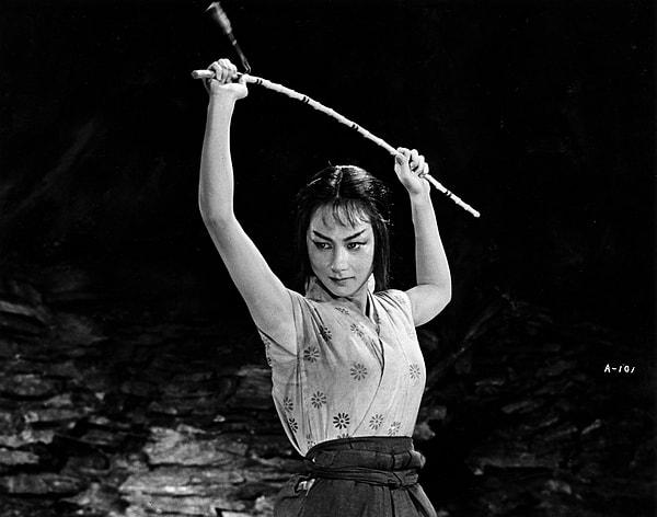16. Kakushi-toride no san-akunin / The Hidden Fortress | IMDB: 8,1 (1958)