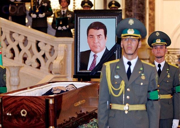 18. Niyazov 2006 yılında ofisinde hayata gözlerini yumdu ve arkasında enkaz haline gelmiş bir ülke bıraktı. Türkmenistan hala onun belirlediği doğrultuda ilerliyor ve dünyanın ikinci Kuzey Kore'si olmaya her geçen gün yaklaşıyor.