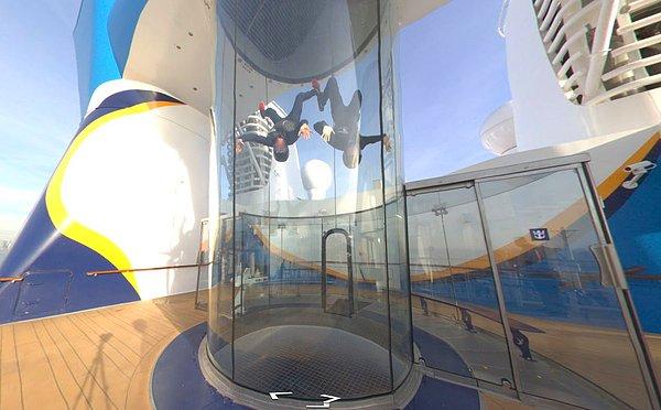6. Ayrıca skydiving (hava dalışı) yapılabilen bir platform da mevcut. Güçlü bir motor sayesinde, cam bir silindirin içinde bu ilginç olayı tecrübe edebiliyorsunuz.