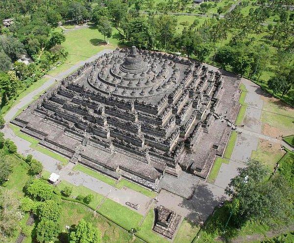 6. Borobudur Tapınağı, Endonezya