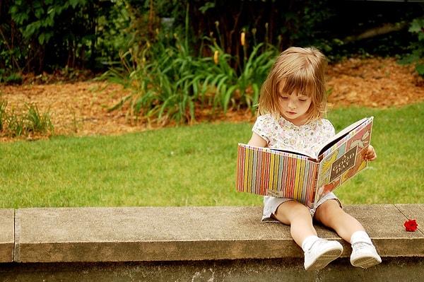 8. Küçük, tatlı çocuk fotoğrafları... Pek tabii, onlar da kitap okuyor.