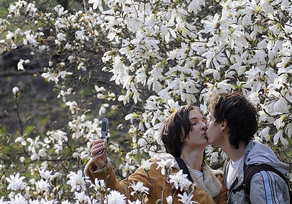 35. Kiev'de öpüşürlerken selfie çeken bir çift.