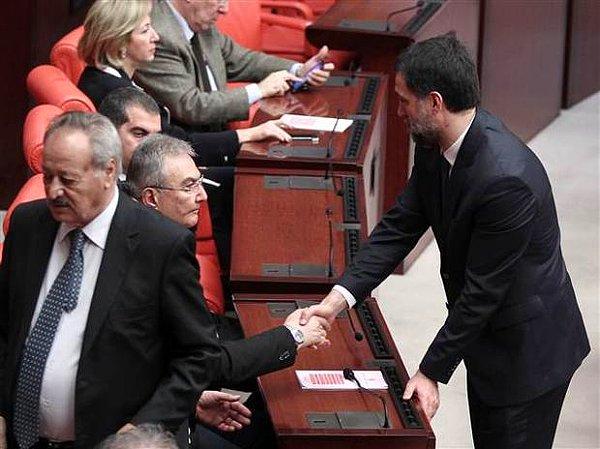 CHP eski genel başkanı Baykal, Hakan Şükür'le tokalaşırken.