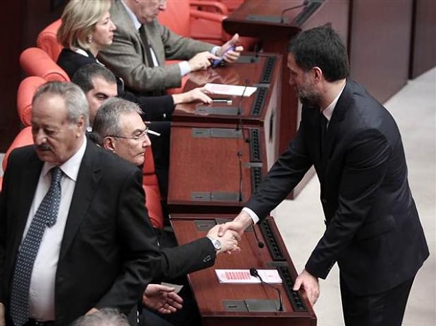 CHP eski genel başkanı Baykal, Hakan Şükür'le tokalaşırken.