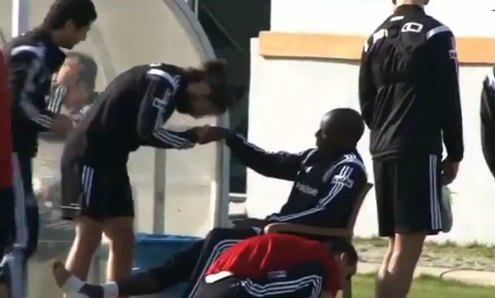 Demba Ba, Olcay Şahan'a Elini Öptürdü