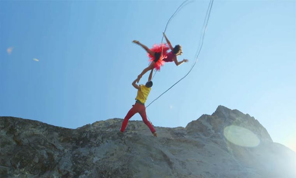 Kayalardan Sarkıp Yer Çekimine Meydan Okuyarak Dans Eden Çift