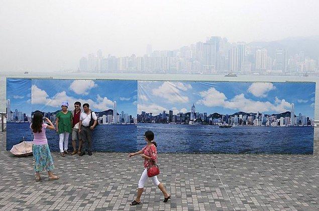 16. Bu kare, Hong Kong'dan. Hava kirliliğine oldukça maruz kalan Honk Kong, turistler için çözümü sahte bir panorama fotoğrafla sağlamış..