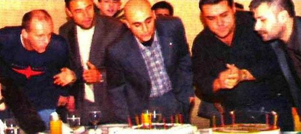 10. Hasan Şaş, askerlik arkadaşı Azer Bülbül ve takım arkadaşlarıyla birlikte tezkere pastasını üflerken