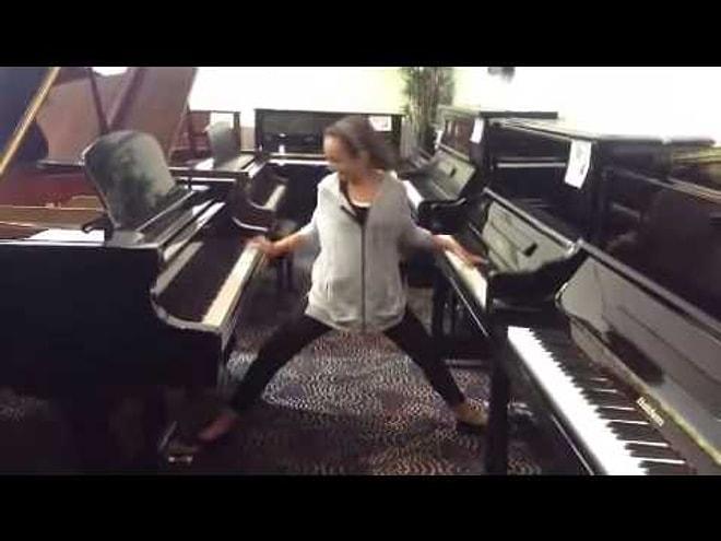 2 Piyanoyu Aynı Anda Çalan 12 Yaşındaki Kız