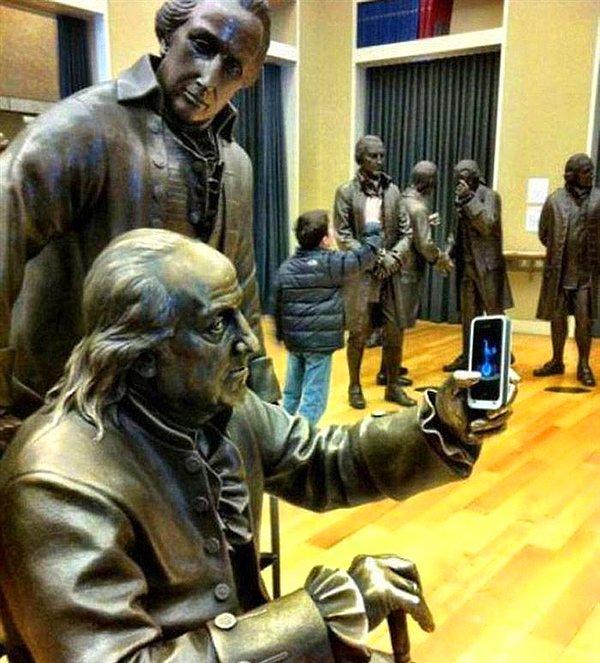05- Selfie çeken ilk heykel. Tebrik ediyoruz. :)