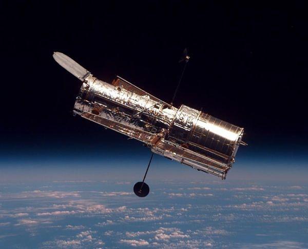 24 nisan 1990: Hubble Uzay Teleskobu  Discovery mekiği tarafından Dünya etrafındaki yörüngesine fırlatıldı.