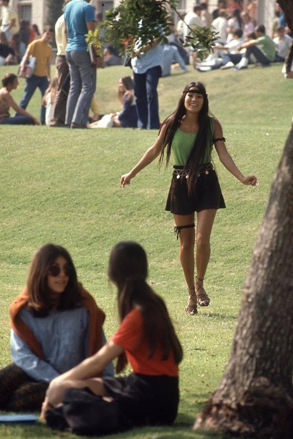 3. Güney Kaliforniya Lisesi öğrencilerinden bir kız 'mini jupe' olarak bilinen eteği ile yürüyor.
