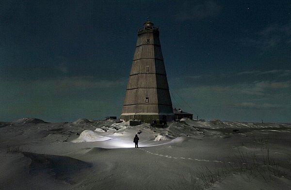 1. Vyacheslav, köyündeki deniz fenerini her dolunayda denetler.