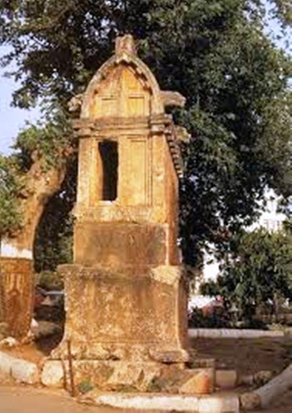 13. Halk Arasında Aslanlı Mezar olarak bilinen Likya Lahdi önünde bir özçekim yapmak.