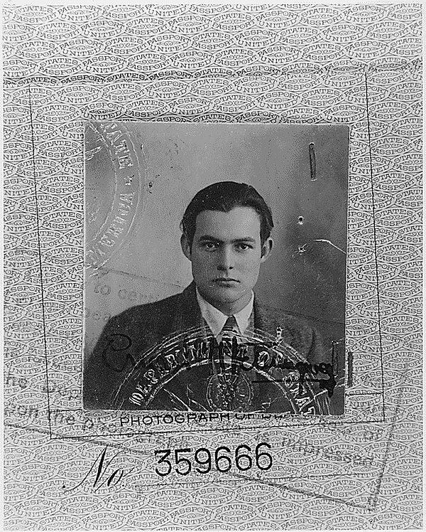 6. Ünlü yazar Ernest Hemingway'in pasaport fotoğrafı.