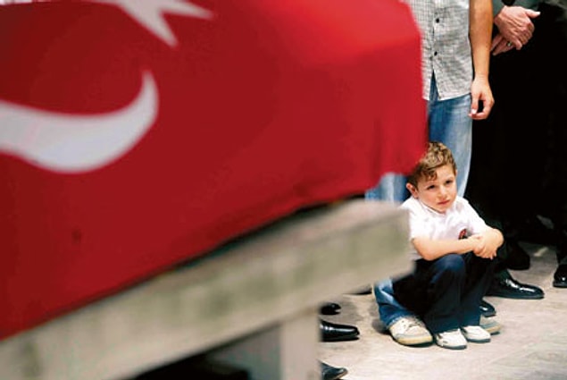 7. Babam savaştan döndü, bayrağa sarılı olarak.