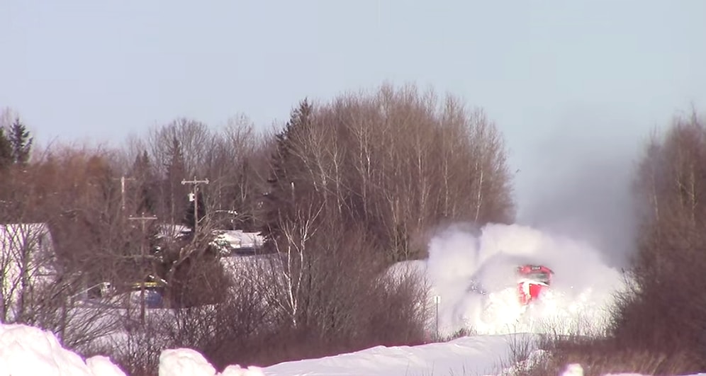 Karla Kaplı Yolu Toz Bulutuna Çevirerek Giden Tren