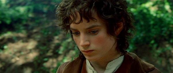 Arwen Aragorn ile evlendikten sonra Ölümsüz Diyarlara gitme hakkını Frodo'ya vermiştir.