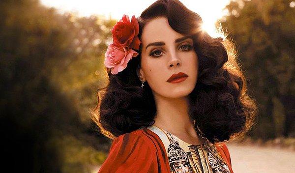 8. Lana Del Rey de Anvers'teki bir konseri sırasında hayranlarından birinin saldırısına uğradı.