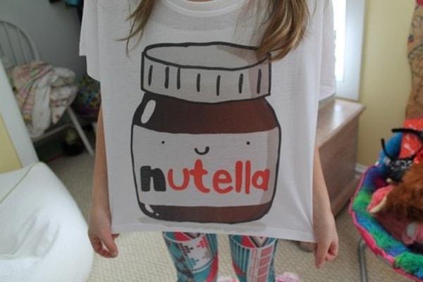 2. Yan yana gelince kalp şekli oluşturan t-shirtler yerine Nutella t-shirtünü tercih eden bu kız