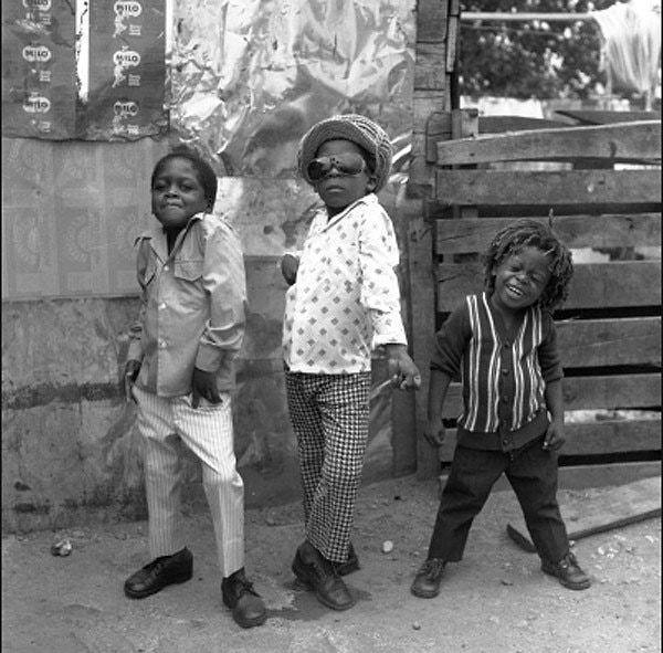 22. Jamaika sokaklarında poz veren üç çocuk.