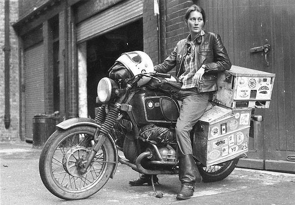 36. Dünyanın etrafını motorla dolaşan ilk İngiliz kadın olan Elspeth Beard.