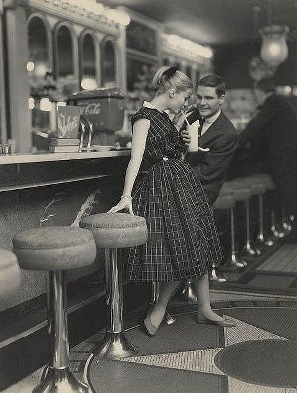 37. 1950'li yıllarda 'randevuya çıkmak' kavramının ne kadar farklı olduğunu gösteren bir fotoğraf.