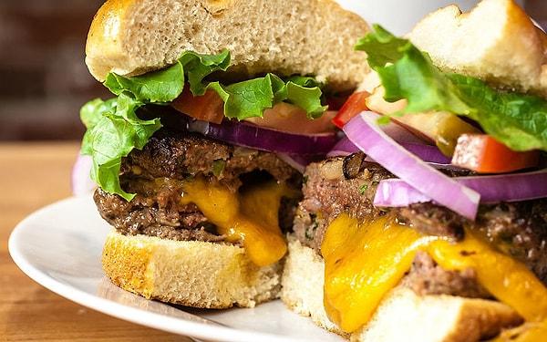 Köftesi sulu kalacak: Klasik cheeseburger