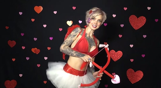 Memeleri ile Ritim Tutan Kadından Beethoven Eşliğinde Sevgililer Günü Mesajı