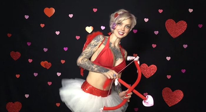 Memeleri ile Ritim Tutan Kadından Beethoven Eşliğinde Sevgililer Günü Mesajı