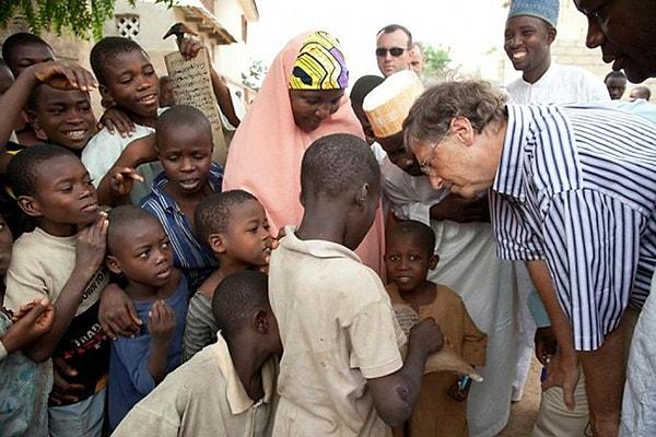 24. Bill Gates'in yardımlarıyla yoksul ülkelerde dağıtılan aşıların ve verilen sağlık hizmetlerinin yaklaşık 6 milyon insanın hayatını kurtardığı tahmin edilmektedir.